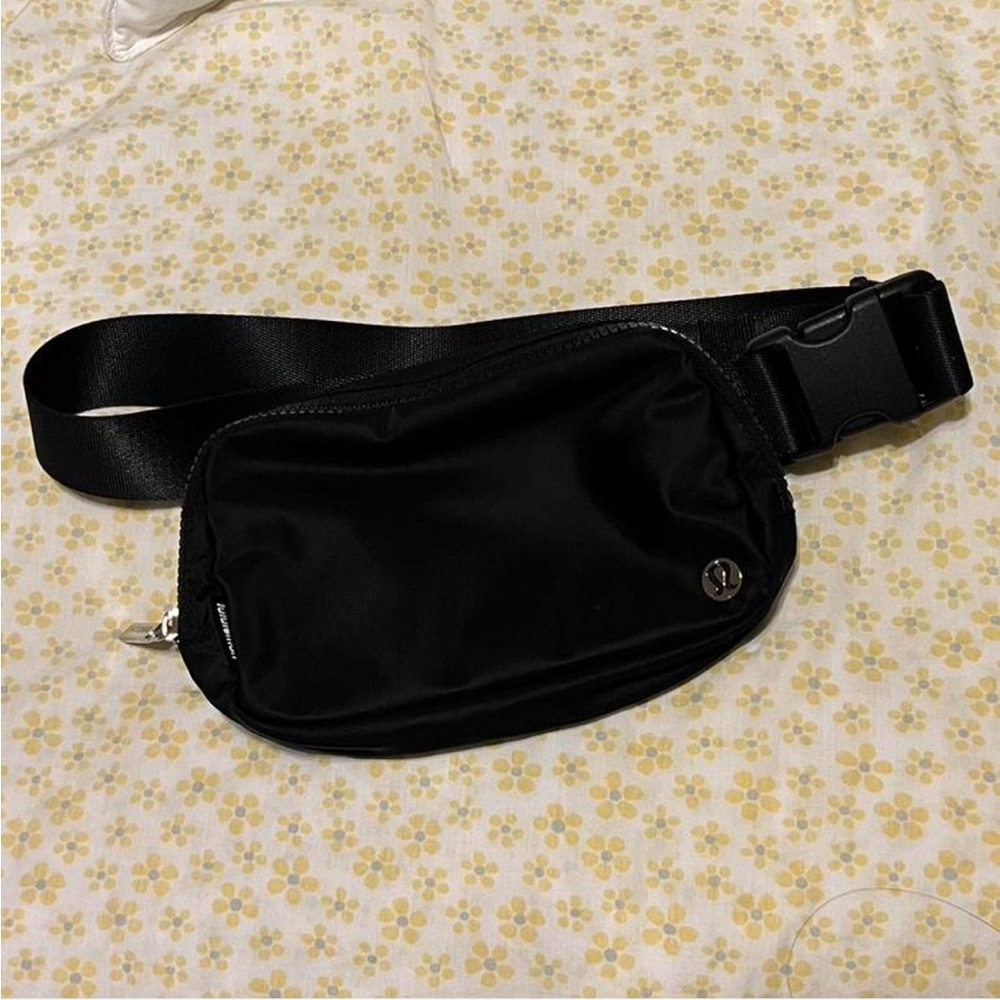 Lululemon Athletica Black Everywhere Belt Bag - Picture 1 of 6